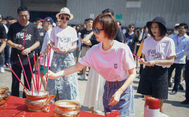 錢漪 孫儷新戲開機(jī)生圖曝光 齊耳短發(fā)筷子腿滿滿少女感