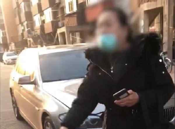 工人修下水道擋路 寶馬女車主怒罵一句話網(wǎng)友炸鍋