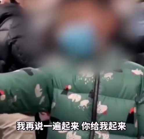 "你給我起來(lái)"！北京地鐵上男孩指著奶奶狂吼 乘客都看不下去了