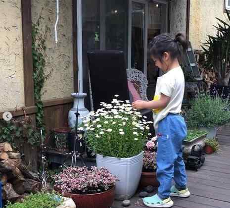 女兒的小花核 美人胚子！湯唯3歲女兒罕曝光，低頭看花側(cè)顏清秀