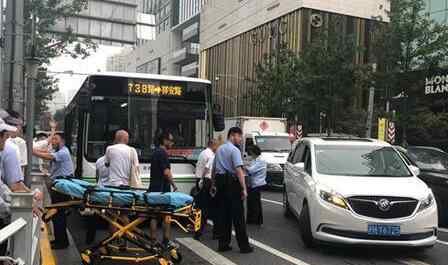 交通事故死亡圖片 上海一公交撞到路人導致2人死亡 南京西路車禍現(xiàn)場照片流出