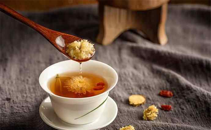 野菊花能直接泡水喝嗎 野菊花能直接泡水喝嗎 關(guān)于野菊花泡水的禁忌你要清楚