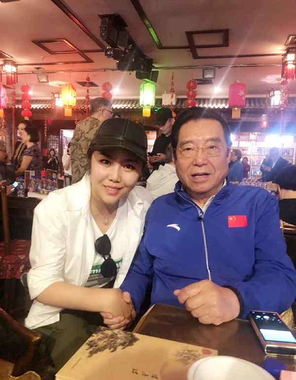 李雙江老婆 80歲李雙江和53歲老婆近照曝光，頭發(fā)烏黑發(fā)量驚人！