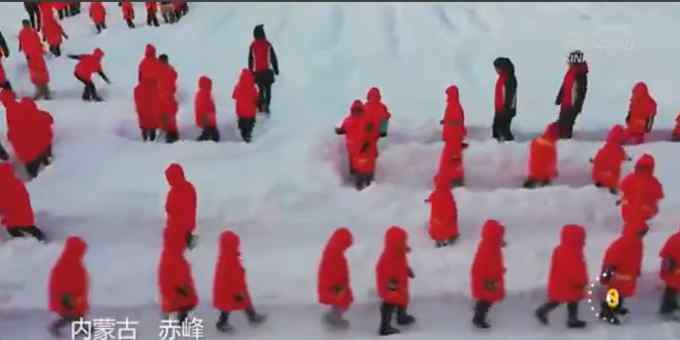 可愛！幼兒園小朋友身穿紅衣雪地里玩“貪吃蛇” 網(wǎng)友：太羨慕了