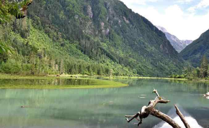 蓮花海 成都周邊的這個秘境，徒步爬山、泡野溫泉，看風(fēng)從秋天的草原上呼嘯，落在碧綠的蓮花海之上