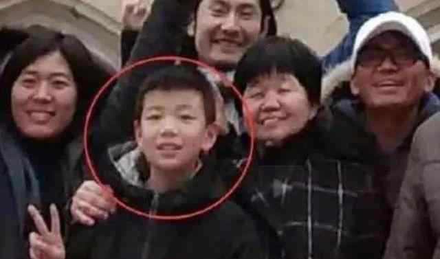 王寶強家人 王寶強帶一家人出來游玩，8歲兒子近照曝光，長得和他一模一樣