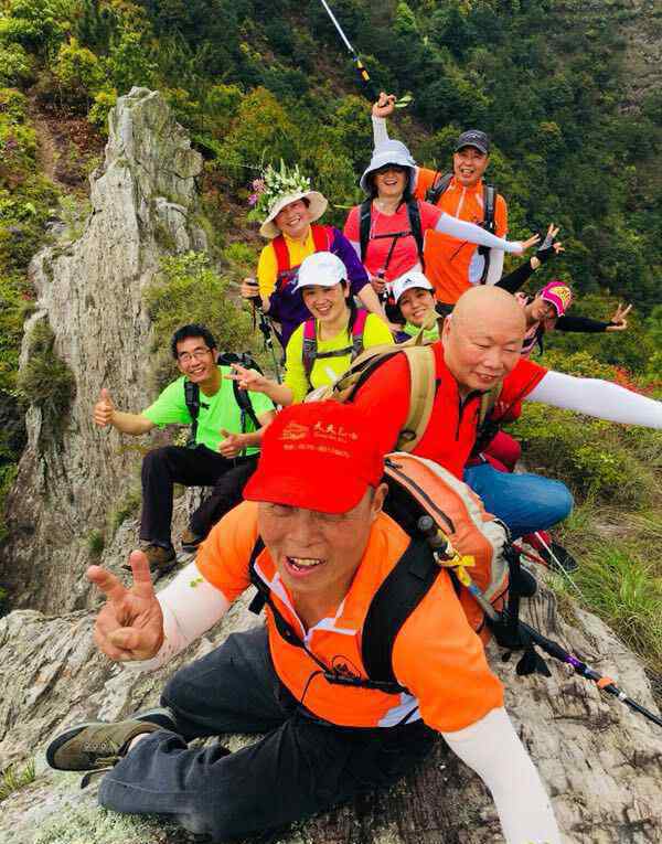 梁園日暮亂飛鴉 梁園日暮亂飛鴉，極目蕭條三兩家。庭樹(shù)不知人去盡，春來(lái)還發(fā)舊時(shí)花。