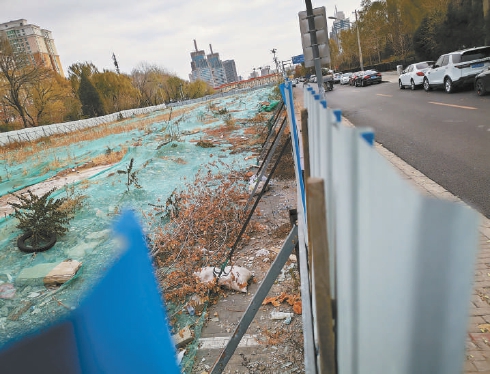 北京龍翔路老舊小區(qū)停車難 居民希望拆遷空地建停車場 可行嗎？