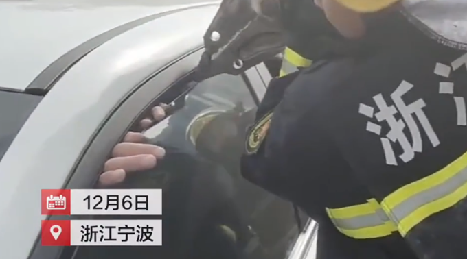 司機(jī)車窗拋物不料手指被卡 消防員緊急破拆 網(wǎng)友：人在做 車在看