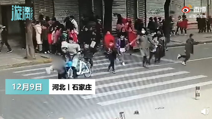 嚇懵了！河北一女孩斑馬線被人騎車撞倒反遭斥責 監(jiān)控還原驚險一幕