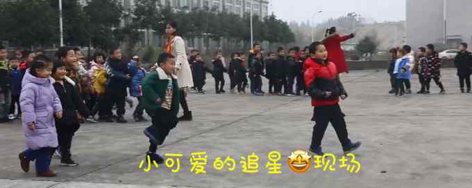 幼兒園小朋友成功“追星”武警特戰(zhàn)隊(duì)員 萌娃見到真槍不敢動(dòng)的樣子超可愛