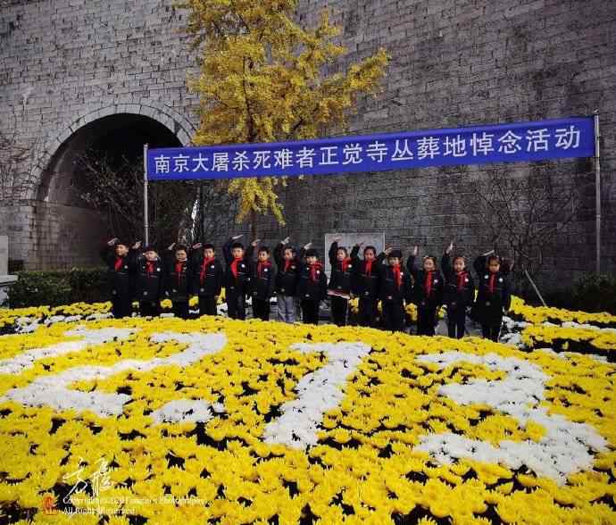 南京多處遇難同胞叢葬地?cái)[滿鮮花 現(xiàn)場畫面曝光