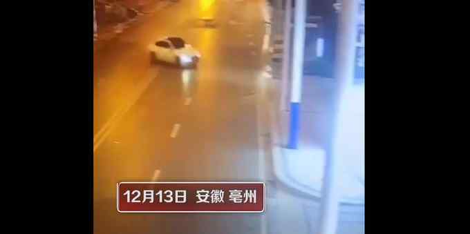 亳州一轎車失控被電線桿攔腰截斷 兩人遇難