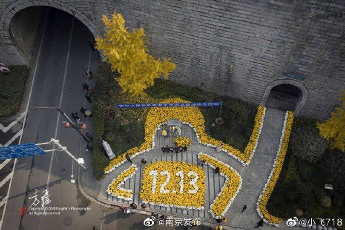 南京多處遇難同胞叢葬地擺滿鮮花 現(xiàn)場畫面曝光