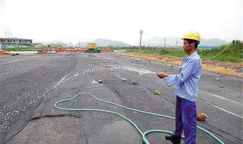 混凝土路面裂縫 混凝土路面裂縫怎么處理