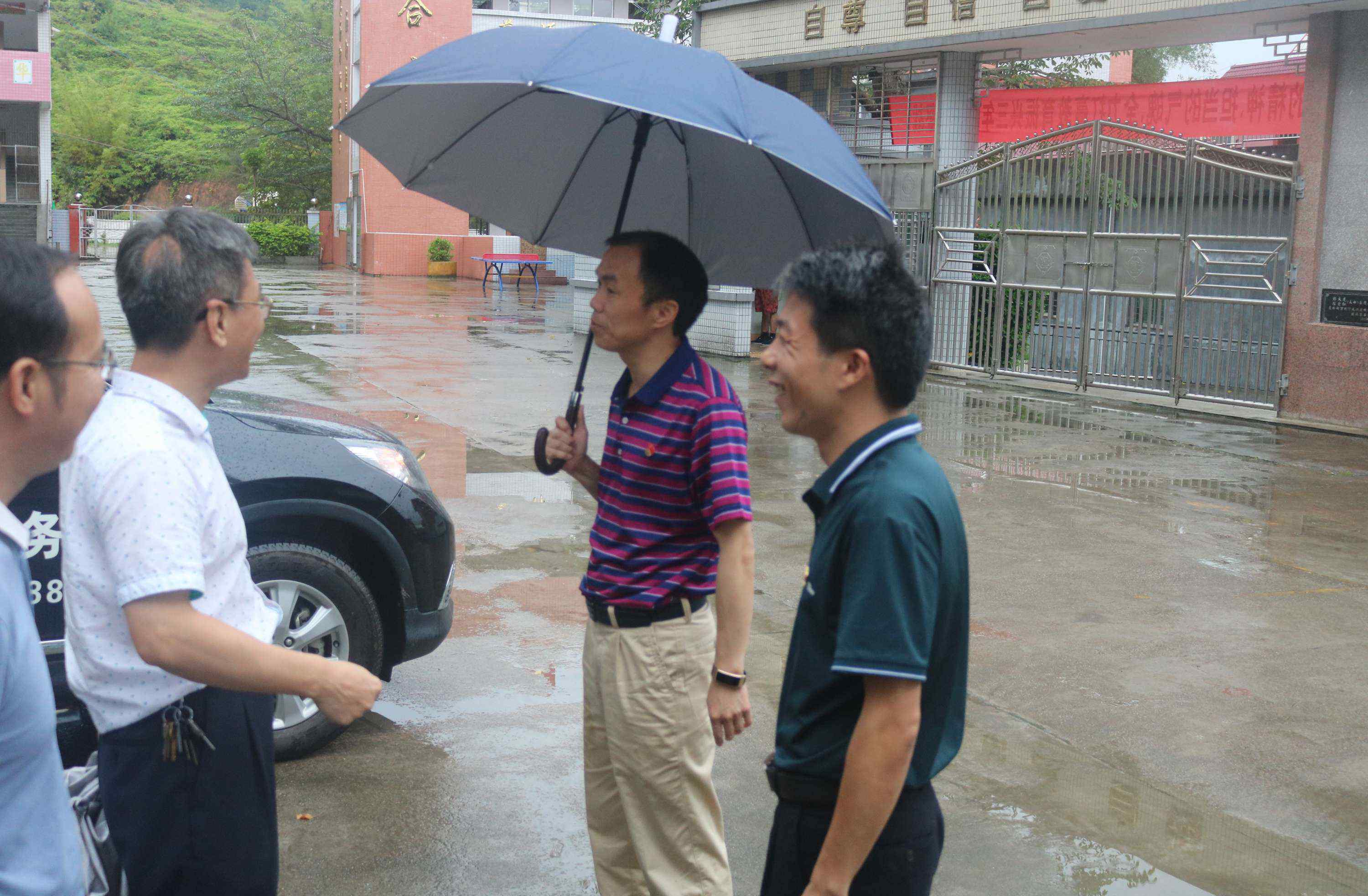 紫金教育局 調(diào)研路上，風雨無阻——紫金縣教育局局長黃汝薦親臨中壩鎮(zhèn)小學調(diào)研指導工作