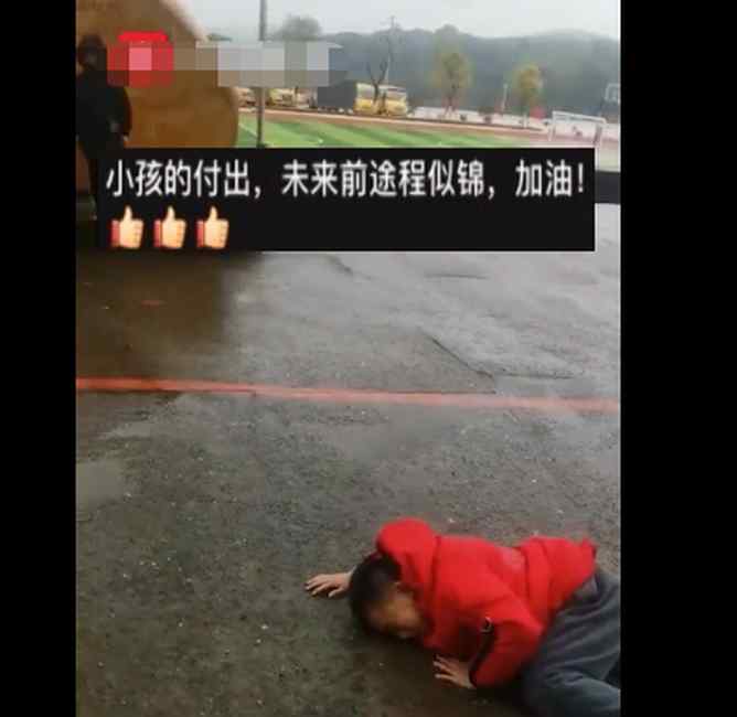 湖南一10歲小男孩體育課上打醉拳拳法老練 網(wǎng)友：這下在班上地位穩(wěn)了