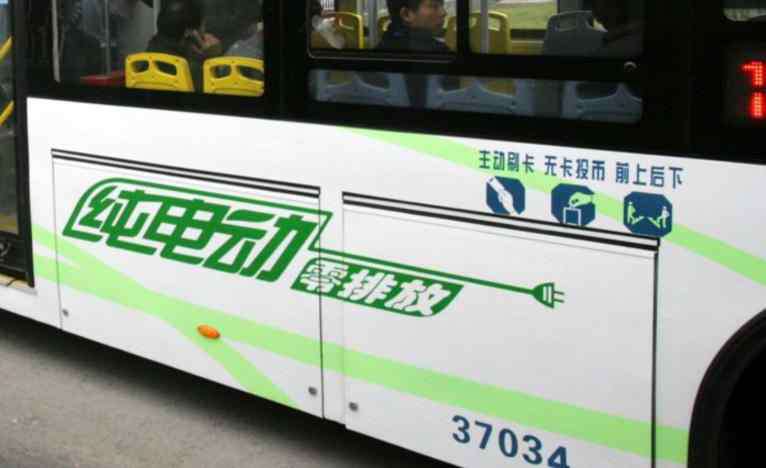 公車(chē)門(mén) 蘇州公交門(mén) 小情侶在公交車(chē)?yán)锂?dāng)場(chǎng)親熱