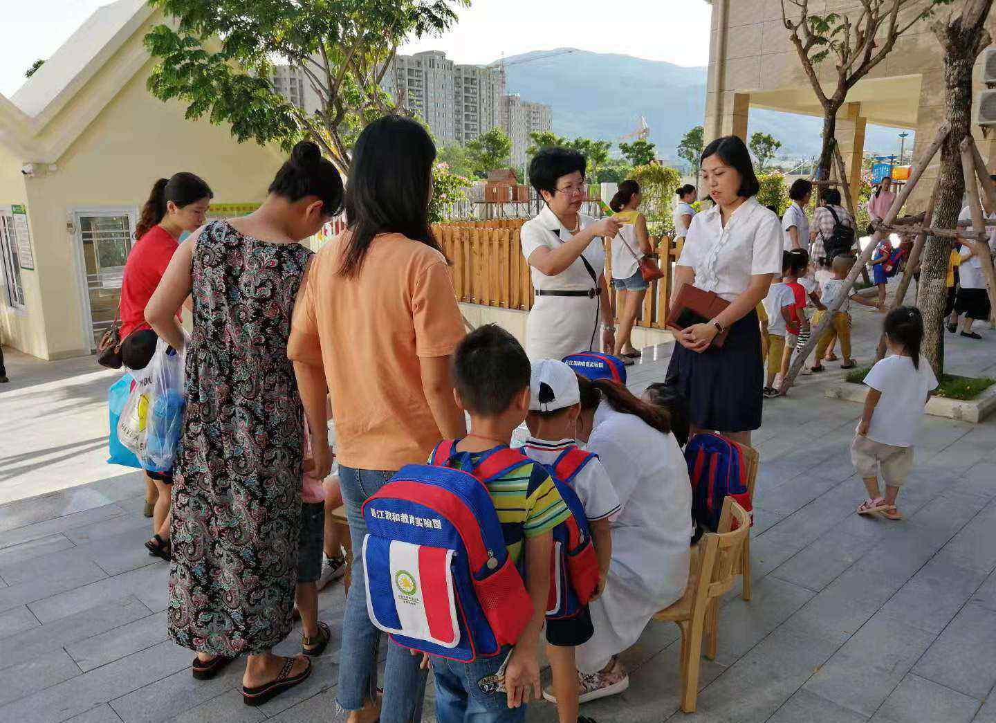 洪虹 熱烈歡迎北京督導洪虹老師來我園檢查指導工作