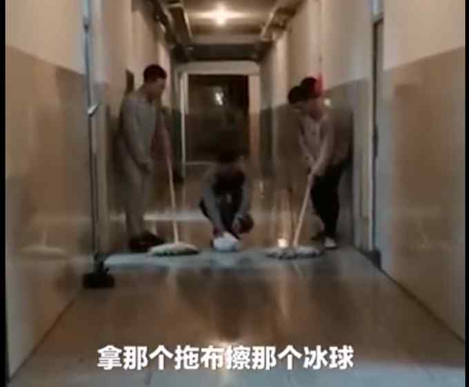 除了驚呆了也不知道能用什么詞表達(dá) 東北學(xué)生在宿舍把被凍毛巾當(dāng)冰壺