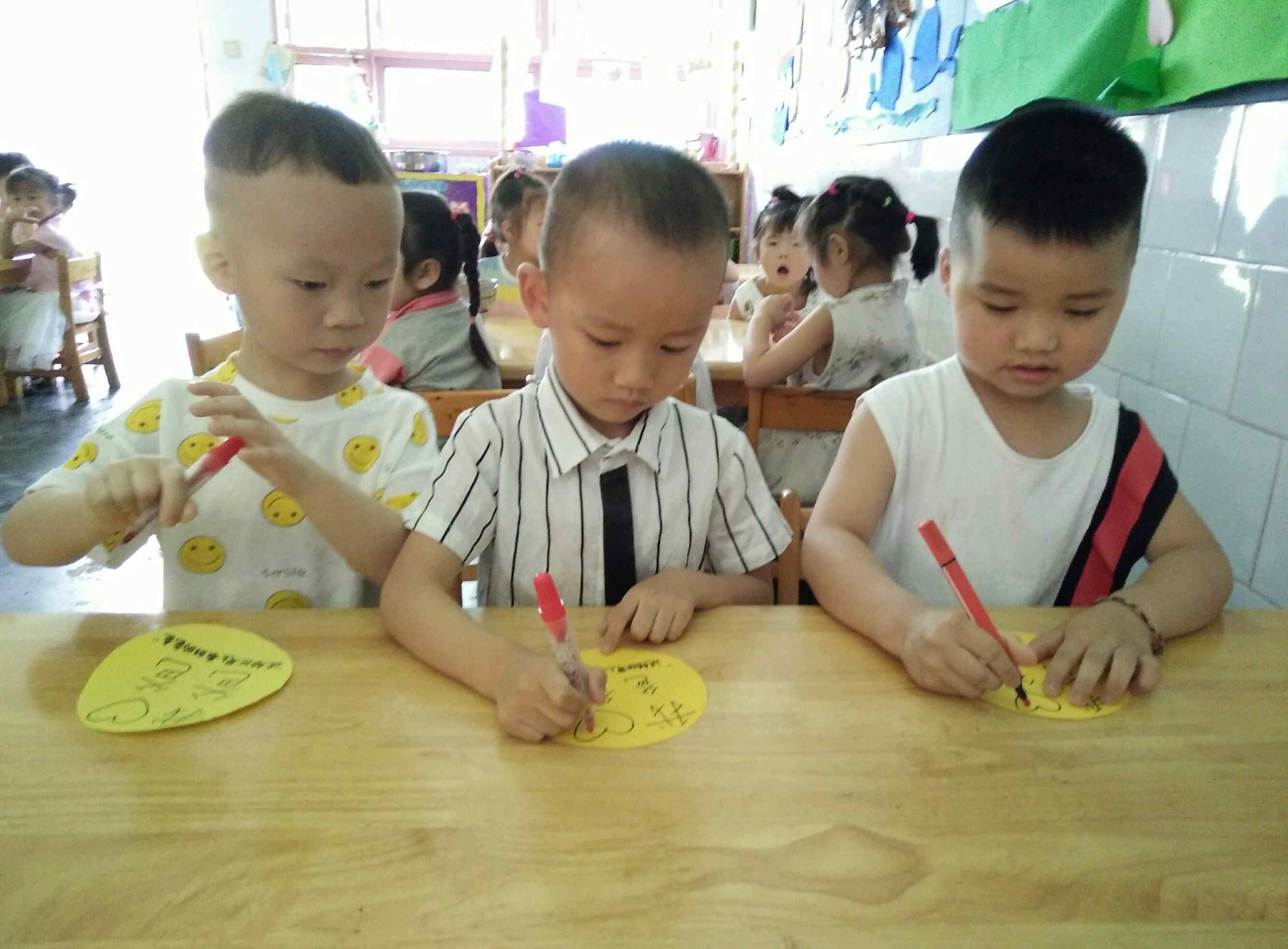 幼兒園父親節(jié)活動(dòng) “父愛如山，一生相伴”培英幼兒園父親節(jié)活動(dòng)報(bào)道