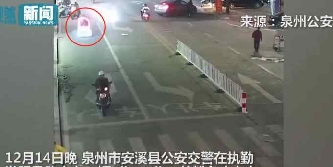 大媽深夜駕駛粉色玩具小車過馬路 交警一把攔下：不符合上路行駛條件