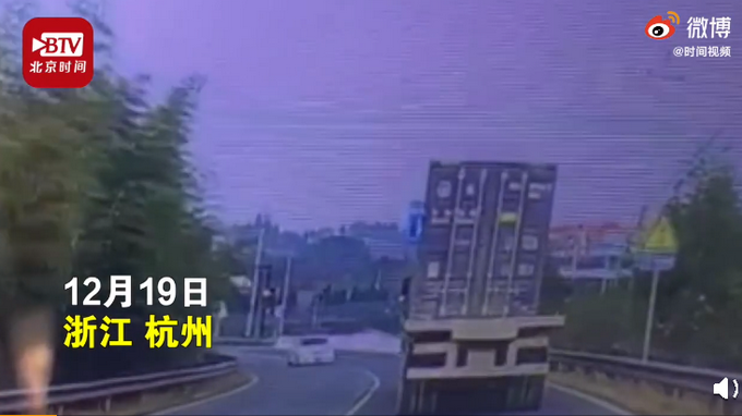 小車轉(zhuǎn)彎時占用對向車道被掛車瞬間撞飛 監(jiān)控畫面觸目驚心！