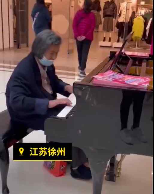 有天分！78歲老人商場彈鋼琴被贊小公主：孤兒院長大 全靠自學(xué)