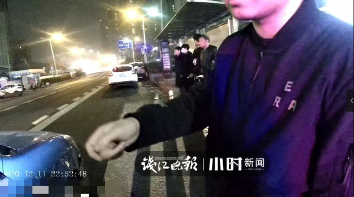 “知道我是誰嗎？”杭州一女子踹民警兩腳還使出“降龍十八掌”！身份揭曉了