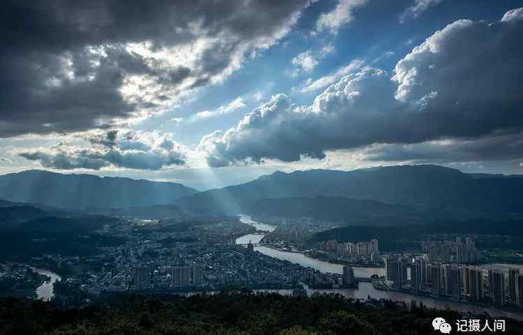 照映 風(fēng)光攝影組圖：千山峰巒疊嶂 夕陽(yáng)晚照映秋