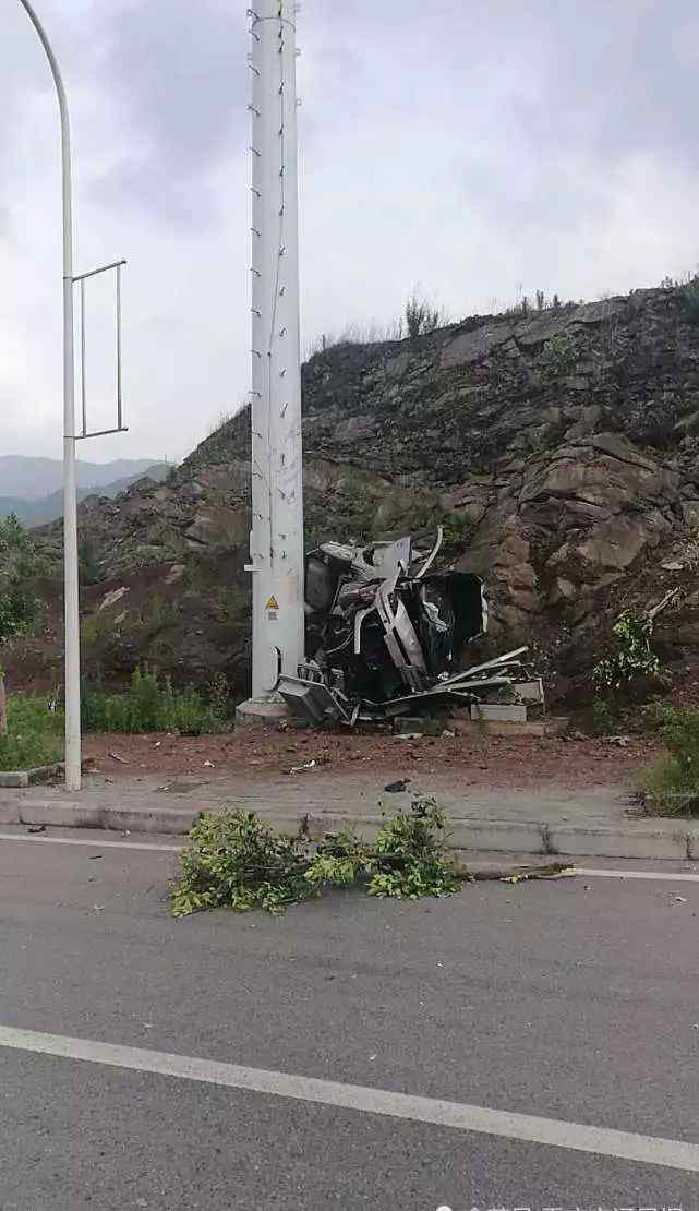 合川車禍 合川又發(fā)車禍，男子撞上通信塔，受重傷還要賠10萬(wàn)！