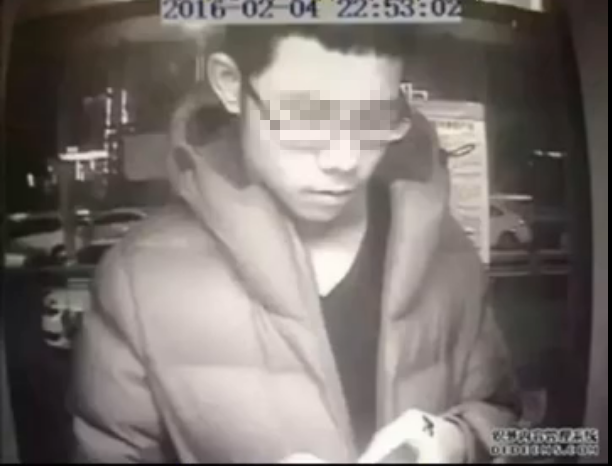 “北大學(xué)子弒母案”今日開庭 逃亡期間曾在酒吧當“男?！?> </div> <div   id=