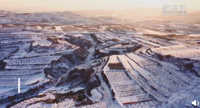 山東雪后鹽田似眼影盤 網(wǎng)友：真正的大地色眼影 還挺好看！