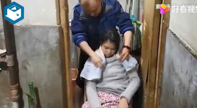 父親擺攤照顧因病沉睡女兒12年：她是童話中的睡美人 會醒的