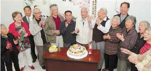 德珍老師 80歲學(xué)生給90歲班主任祝壽 延續(xù)尊師愛生傳統(tǒng)