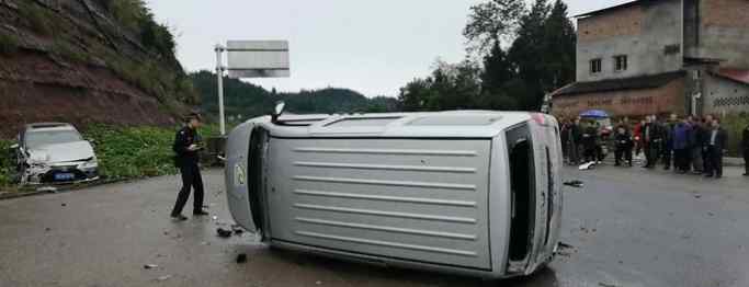 蓬溪新聞 四川遂寧市蓬溪縣一面包車與小轎車相撞，面包車側(cè)翻，小車頭受損嚴(yán)重