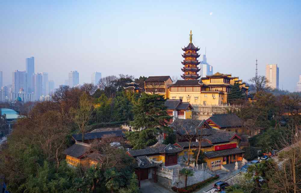 南朝四百八十寺 南朝四百八十寺之首，至今屹立于南京市區(qū)，還為雷峰塔當(dāng)過替身