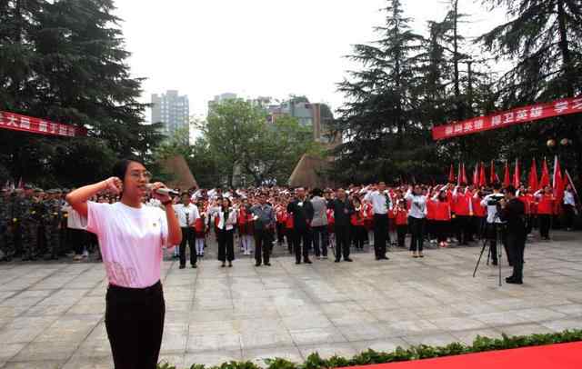 邱少云的英雄事跡 向英雄致敬 銅梁數(shù)百名市民向邱少云烈士獻(xiàn)花