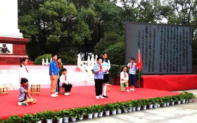 邱少云的英雄事跡 向英雄致敬 銅梁數(shù)百名市民向邱少云烈士獻花