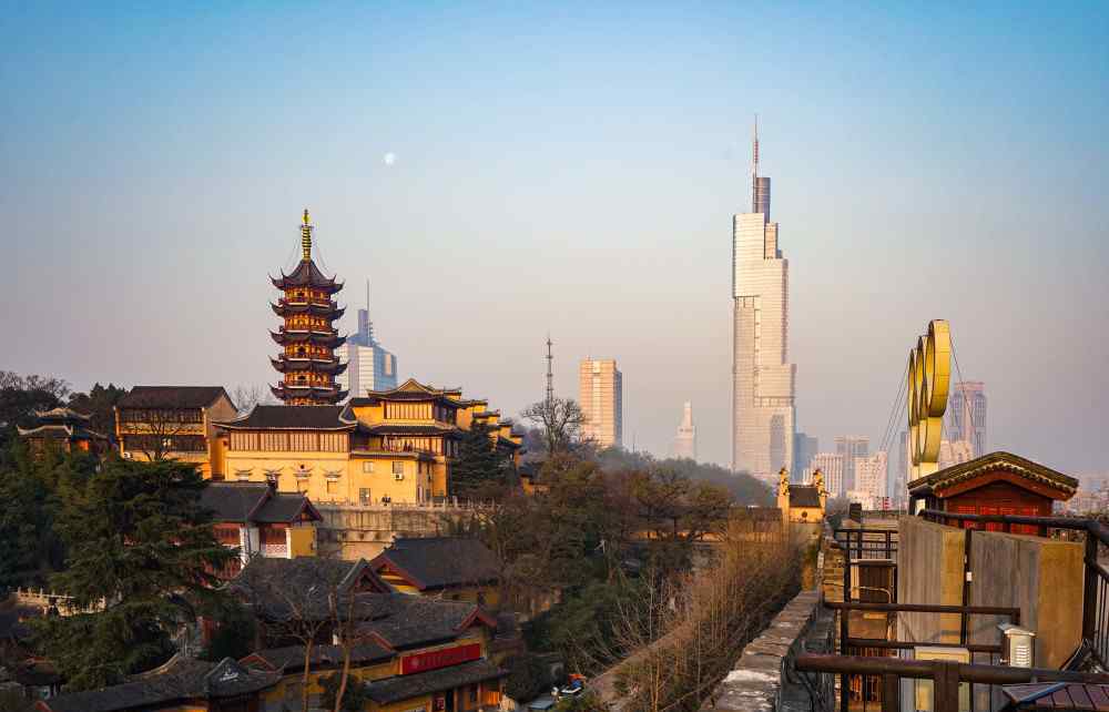 南朝四百八十寺 南朝四百八十寺之首，至今屹立于南京市區(qū)，還為雷峰塔當(dāng)過替身