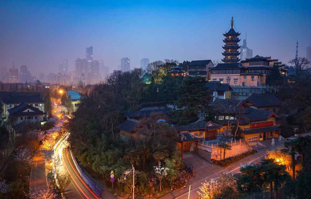 南朝四百八十寺 南朝四百八十寺之首，至今屹立于南京市區(qū)，還為雷峰塔當(dāng)過替身