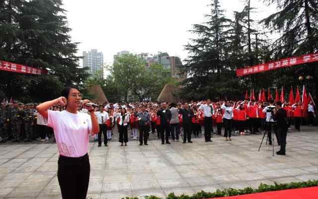 邱少云的英雄事跡 向英雄致敬 銅梁數(shù)百名市民向邱少云烈士獻花