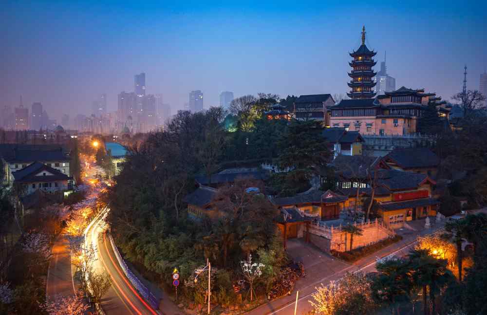 南朝四百八十寺 南朝四百八十寺之首，至今屹立于南京市區(qū)，還為雷峰塔當過替身