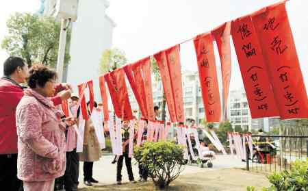 燈謎老人 百名孤寡老人慶元宵 老壽星猜燈謎一猜一個(gè)準(zhǔn)