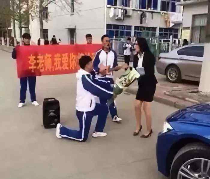 學(xué)生向老師求婚 男生在校園向女老師求婚，隨后老師的這一句話，讓人愣住了