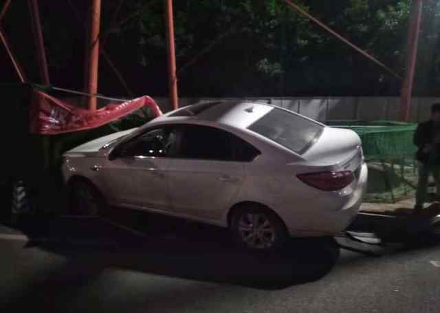 沈陽暴雨私家車掉深坑 開車只顧跟妻子打電話吵架 轎車險些掉進深坑里