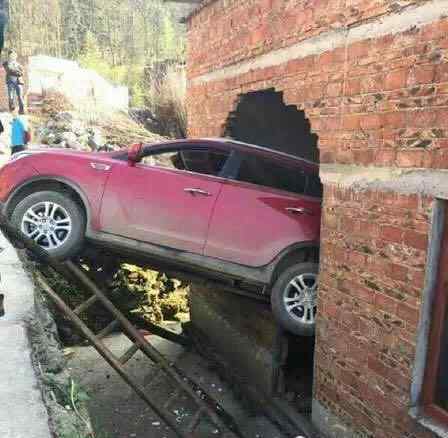 女司機(jī)穿墻撞死人 又是女司機(jī) 紹興一女子倒車時穿墻闖入別人家