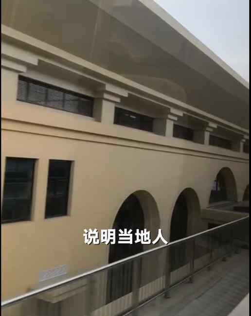 男子乘坐銀西高鐵途經(jīng)新車站時 偶然拍下窗外震撼畫面！