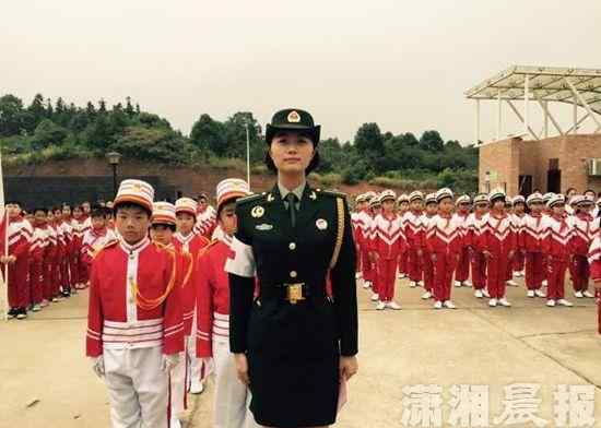 劉依依 湘籍女兵回母校分享9·3大閱兵受閱感受