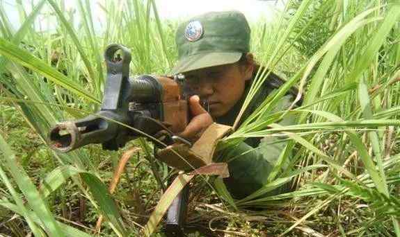 果敢美女 鏡頭下的果敢女軍人，第一張花容月貌，最后那張荷槍實(shí)彈！